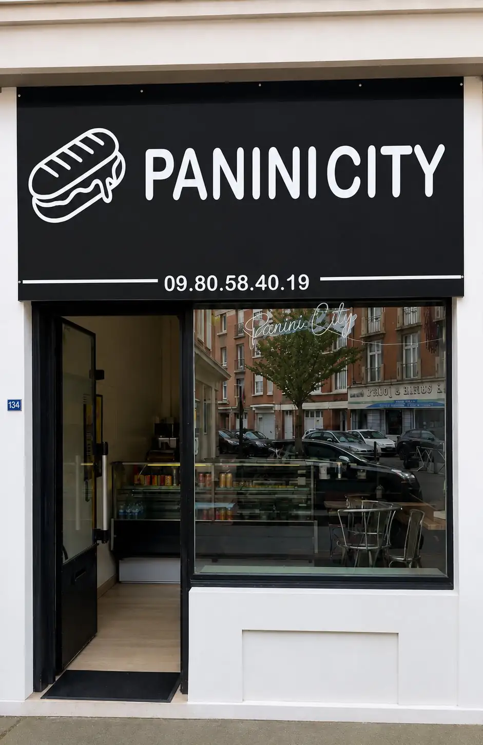 Intérieur du snack Panini City à Douai — comptoir, enseigne néon, paninis frais